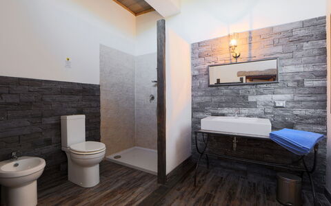 Oliviola: Badezimmer, Zimmer, Eigentum, Fussboden, Wand, Interior Design, Bidet, Gebäude, Toilette, Fliese