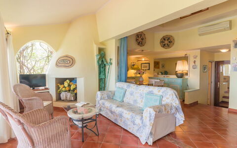 Le Rocce (Pau219): Möbel, Bilderrahmen, Azurblau, Interior Design, Tabelle, Dekoration, Holz, Zimmerpflanze, Fussboden, Wohnzimmer