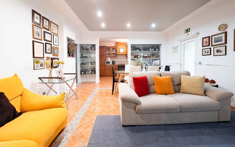 Nazaré 611: Couch, Bilderrahmen, Möbel, Eigentum, Komfort, Orange, Interior Design, Fussboden, Wohnzimmer, Flooring