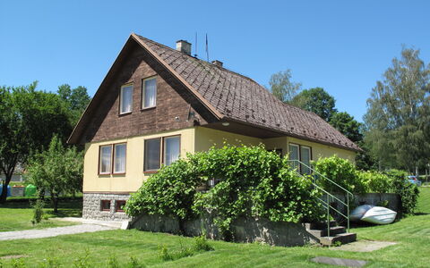 Lužnice: Pflanze, Himmel, Gebäude, Eigentum, Fenster, Grün, Baum, Haus, Grundstueck, Gras