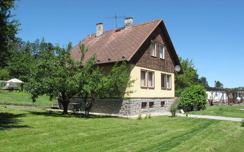 Lužnice: Himmel, Pflanze, Gebäude, Eigentum, Fenster, Natur, Baum, Haus, Grundstueck, Gras