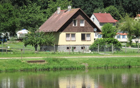 Lužnice: Wasser, Pflanze, Gebäude, Natur, Haus, Botanik, Natürliche Landschaft, Baum, See, Vegetation