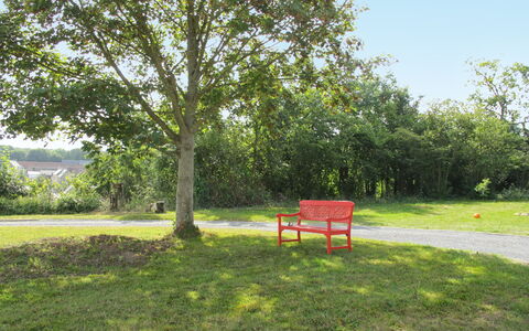 La Forge de Marcel: Pflanze, Himmel, Außenbank, Natürliche Landschaft, Schatten, Grundstueck, Baum, Gras, Gehölz, Gartenmöbel