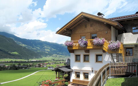 Gruber: Eigentum, Haus, Gebirge, Gebäude, Grundeigentum, Zuhause, Berg, Bergstation, Himmel, Alpen