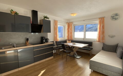 Schöser: Möbel, Couch, Countertop, Tabelle, Cabinetry, Fenster, Gebäude, Holz, Interior Design, Die Architektur