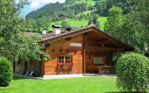 Heisenhaushütte: Pflanze, Gebäude, Fenster, Berg, Himmel, Grün, Baum, Natürliche Landschaft, Haus, Wolke