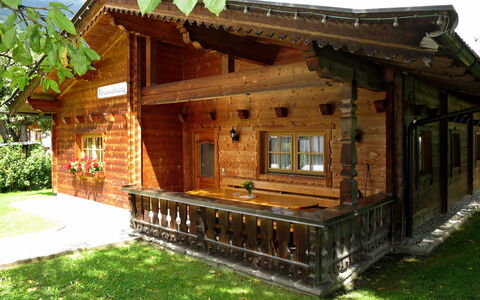 Heisenhaushütte: Eigentum, Gebäude, Fenster, Holz, Pflanze, Hütte, Haus, Gras, Freizeit, Landschaft