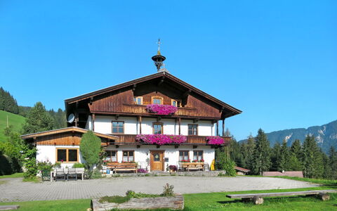 Schwalbenhof: Himmel, Pflanze, Eigentum, Gebäude, Berg, Baum, Natürliche Landschaft, Haus, Freizeit, Ländliches Gebiet