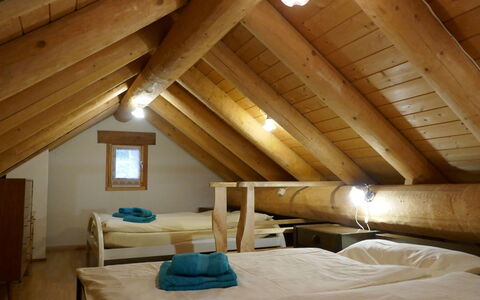 Rustico Diego: Dachboden, Zimmer, Schlafzimmer, Eigentum, Gebäude, Strahl, Möbel, Bett, Interior Design, Blockhaus