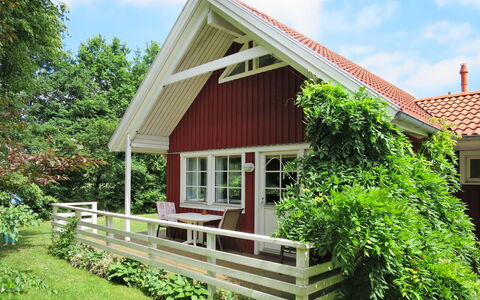Friedrichsen i: Pflanze, Himmel, Wolke, Gebäude, Fenster, Haus, Holz, Grundstueck, Schatten, Baum