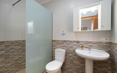 Enrique: Badezimmer, Toilleten Sitz, Armatur, Bad Sink, Wand, Flooring, Toilette, Fussboden, Sinken, Installation