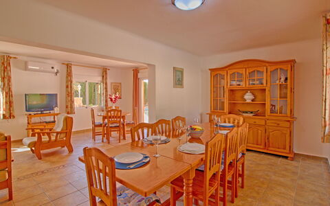 Bellavista: Tabelle, Möbel, Stuhl, Holz, Orange, Flooring, Fussboden, Tür, Farbe, Gebäude