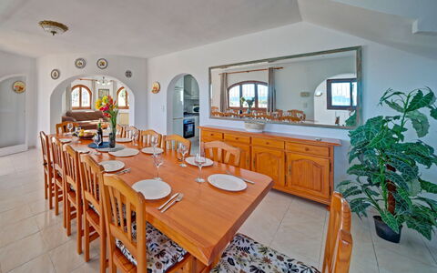 Castillo: Tabelle, Möbel, Pflanze, Gebäude, Cabinetry, Stuhl, Holz, Küche, Küche & Esszimmer Tisch, Countertop