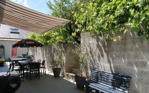 Pors Ar Goff: Eigentum, Terrasse, Grundeigentum, Hinterhof, Hof, Gebäude, Baum, Schatten, Die Architektur, Haus