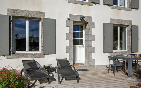 Balade Océane: Fenster, Gebäude, Möbel, Pflanze, Schatten, Die Architektur, Gartenmöbel, Stuhl, Wohngebiet, Tabelle