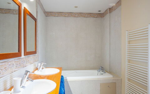 Balade Océane: Armatur, Spiegel, Zapfhahn, Eigentum, Sinken, Badewanne, Bad Sink, Badezimmer