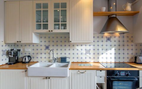 Balade Océane: Cabinetry, Countertop, Spüle, Eigentum, Sinken, Fenster, Küche, Herd, Haushaltsgerät, Zapfhahn