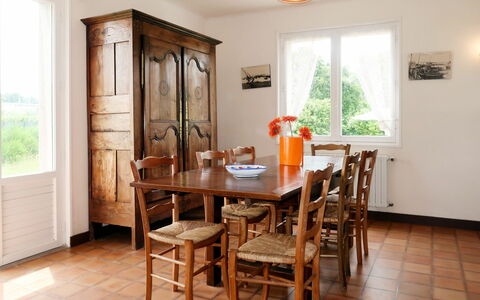 Les Genêts: Tabelle, Möbel, Eigentum, Fenster, Holz, Pflanze, Stuhl, Zimmerpflanze, Interior Design