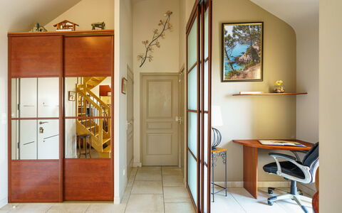 Cassiopée: Eigentum, Möbel, Gebäude, Tür, Holz, Interior Design, Die Architektur, Fussboden, Haus