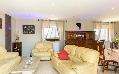 Villa Mor-Eol: Couch, Möbel, Pflanze, Tabelle, Bilderrahmen, Zimmerpflanze, Interior Design, Wohnzimmer, Lampe, Stuhl
