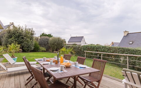 Maison de Plain Pied - Vue Mer: Pflanze, Wolke, Tabelle, Himmel, Möbel, Eigentum, Gebäude, Stuhl, Tisch Im Freien, Holz