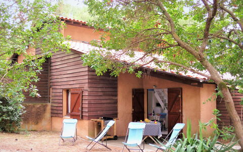 Les Maisons de la Forêt: Pflanze, Gebäude, Schatten, Holz, Grundstueck, Fenster, Haus, Hütte, Baum, Biome