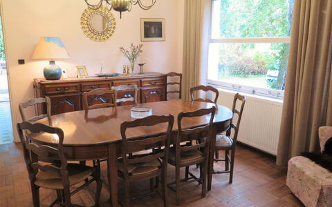 Le Belon: Tabelle, Möbel, Eigentum, Fenster, Stuhl, Holz, Interior Design, Gebäude, Bilderrahmen, Pflanze