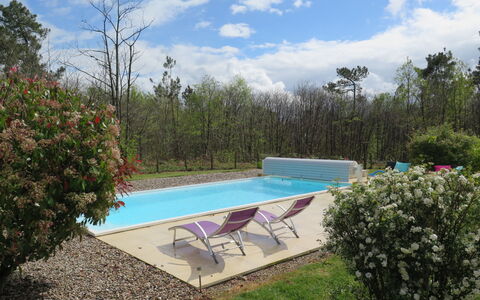 Au Cayroux: Wolke, Wasser, Pflanze, Himmel, Schwimmbad, Blume, Baum, Schatten, Gartenmöbel, Grundstueck