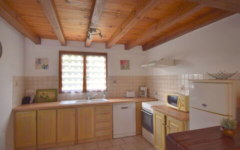 Au Cayroux: Cabinetry, Eigentum, Countertop, Möbel, Fenster, Sinken, Küche, Zimmerpflanze, Gebäude, Spüle