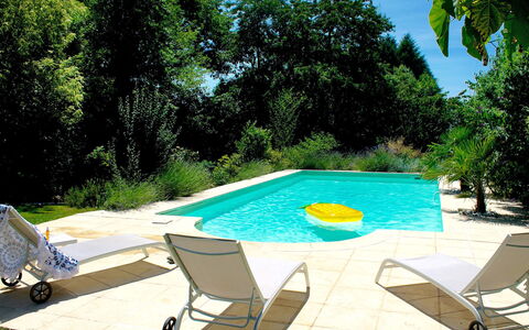 Peuchaud: Pflanze, Wasser, Eigentum, Möbel, Schwimmbad, Himmel, Tabelle, Azurblau, Botanik, Baum