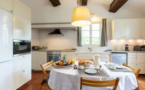 La Rouveyrolle: Countertop, Cabinetry, Eigentum, Möbel, Küchengerät, Küche, Herd, Holz, Beleuchtung, Interior Design