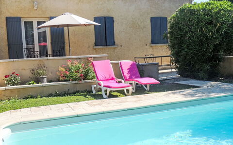 Kasara: Schwimmbad, Gartenmöbel, Möbel, Verbundwerkstoff, Resort, Stuhl, Regenschirm, Schatten, Sonnenliege, Blumentopf