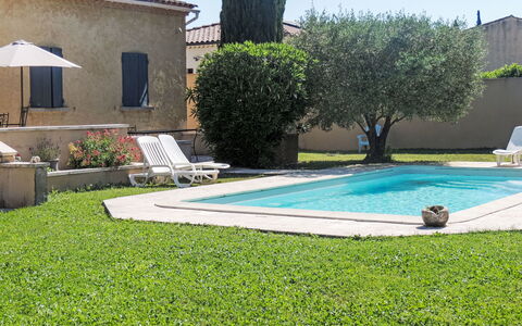 Kasara: Schwimmbad, Wohngebiet, Resort, Hinterhof, Garten, Gartenmöbel, Rasen, Landscaping, Garten