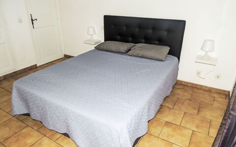 Kasara: Bett, Schlafzimmer, Bedding, Möbel, Bettdecke, Fussboden, Linens, Flooring, Textil, Bettrahmen