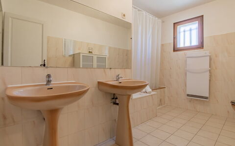 Kasara: Spiegel, Zapfhahn, Sinken, Eigentum, Bad Sink, Armatur, Holz, Badezimmer, Gebäude