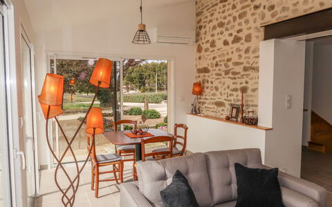 La Machotte: Eigentum, Möbel, Couch, Tabelle, Pflanze, Holz, Orange, Interior Design, Wohnzimmer, Bilderrahmen