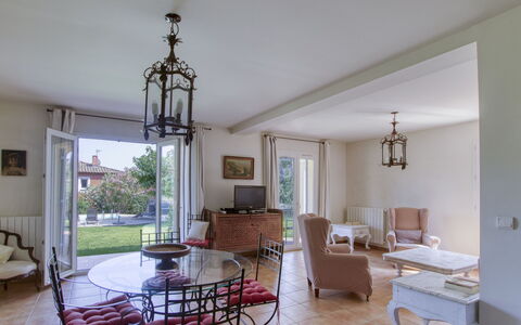 Le Puit des Oliviers 2: Tabelle, Möbel, Fenster, Couch, Stuhl, Holz, Bilderrahmen, Gebäude, Interior Design, Wohnzimmer