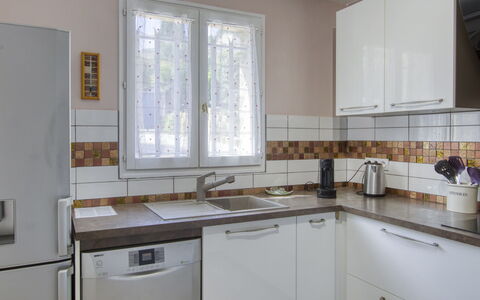 De Manou: Cabinetry, Spüle, Eigentum, Countertop, Sinken, Gebäude, Fenster, Herd, Küche, Holz