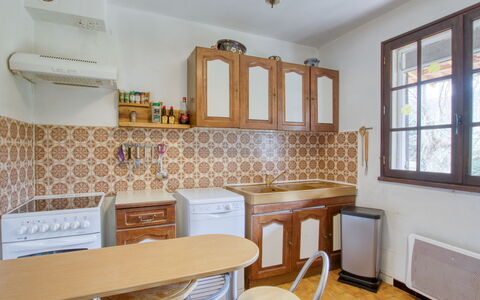 Le Hameau des Launes: Möbel, Cabinetry, Eigentum, Fenster, Countertop, Holz, Schublade, Interior Design, Beleuchtung, Küche
