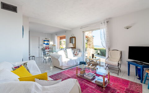 Yalou: Bilderrahmen, Möbel, Eigentum, Couch, Tabelle, Gebäude, Interior Design, Fenster, Komfort, Fussboden