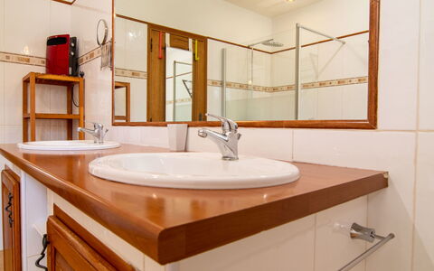 Villa Gaïa: Braun, Zapfhahn, Armatur, Spiegel, Sinken, Bad Sink, Eigentum, Badezimmerschrank, Badezimmer, Cabinetry