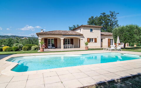 Villa Gaïa: Wasser, Himmel, Eigentum, Pflanze, Gebäude, Schwimmbad, Azurblau, Baum, Rechteck, Haus