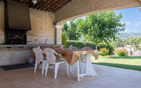 Villa Gaïa: Pflanze, Möbel, Tabelle, Eigentum, Stuhl, Schatten, Holz, Interior Design, Gartenmöbel, Gebäude