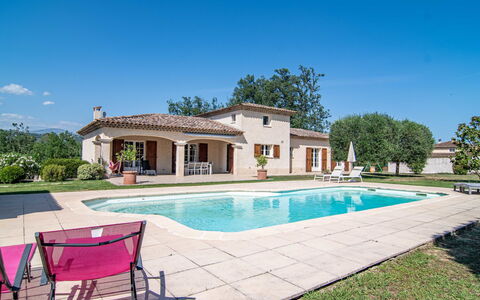 Villa Gaïa: Himmel, Wasser, Eigentum, Pflanze, Schwimmbad, Baum, Gebäude, Gras, Freizeit, Rechteck
