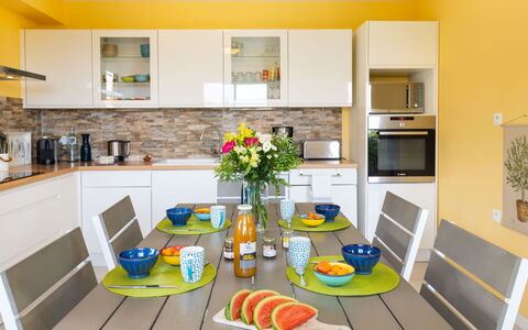 Plein Sud: Cabinetry, Eigentum, Möbel, Countertop, Tabelle, Küche, Holz, Zimmerpflanze, Pflanze, Küchengerät
