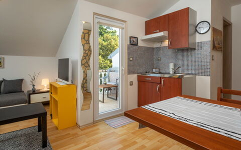 Mikac: Zimmer, Eigentum, Möbel, Fussboden, Gebäude, Interior Design, Holzboden, Hartholz, Gelb, Haus