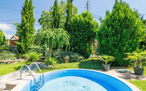 Horvath: Blau, Schwimmbad, Strauch, Garten, Freizeit, Eco Hotel, Resort, Landscaping, Hinterhof, Schatten