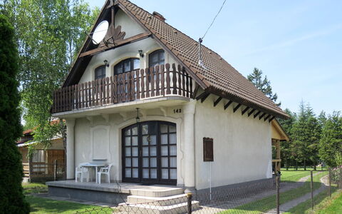 Arvacska: Himmel, Gebäude, Fenster, Pflanze, Haus, Baum, Fassade, Hütte, Gras