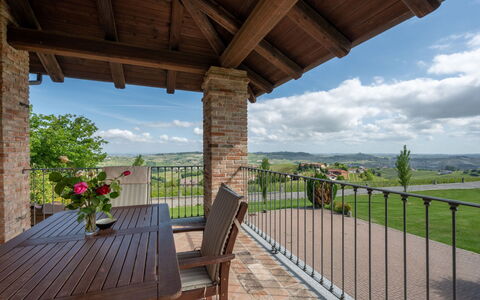 Antica Cascina: Himmel, Blume, Eigentum, Wolke, Pflanze, Möbel, Holz, Schatten, Veranda, Baum