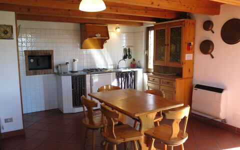 Le Rose Rosse: Tabelle, Möbel, Eigentum, Stuhl, Holz, Interior Design, Flooring, Küche, Fussboden, Holzbeize